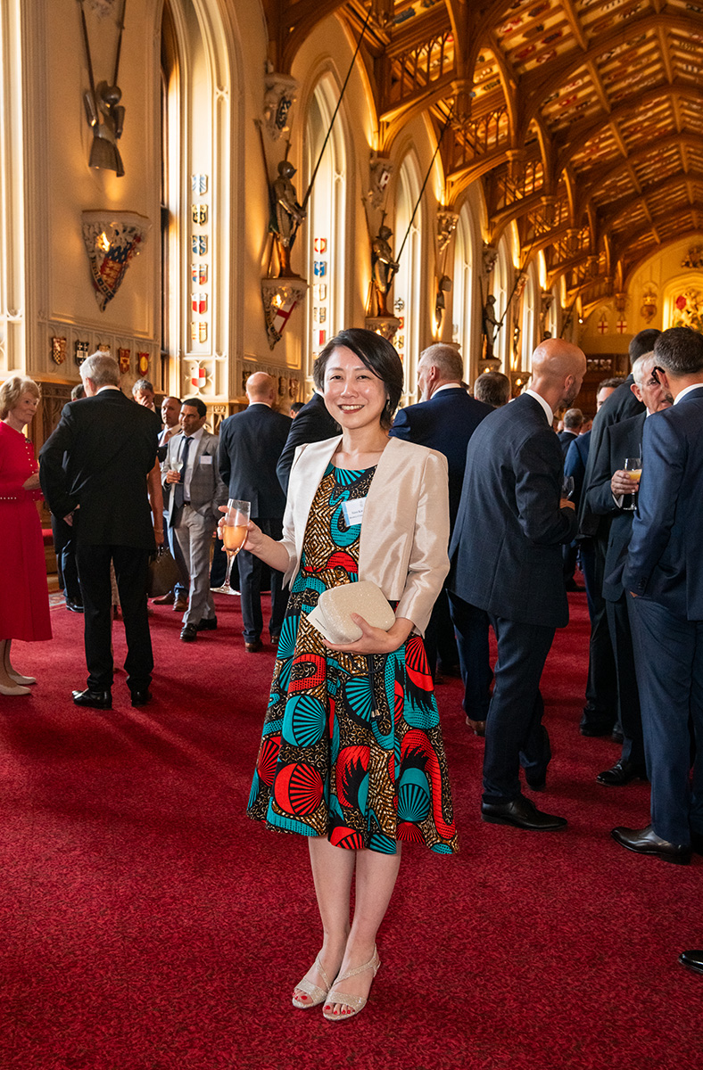 英国国王賞授賞式の様子 アフリカ・マラウイのドレス